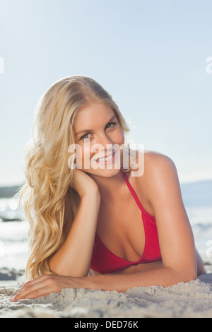 Bella donna sdraiata sulla spiaggia Foto Stock