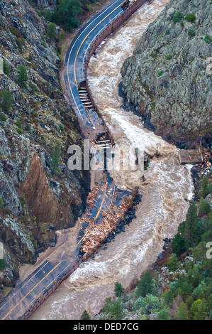 Vista aerea dell'Autostrada 34 lungo la grande Thompson River nel nord Colorado lavato in seguito a gravi inondazioni Settembre 14, 2013 in Longmont, Colorado. Foto Stock