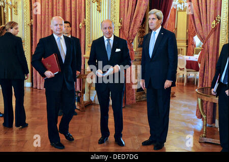 Il Segretario di Stato americano John Kerry insieme con il Ministro degli esteri britannico William Hague, sinistra, e il Ministro degli esteri francese Laurent Fabius prima di un incontro sulla Siria e le sue armi chimiche stock a Settembre 16, 2013 a Parigi, Francia. Foto Stock