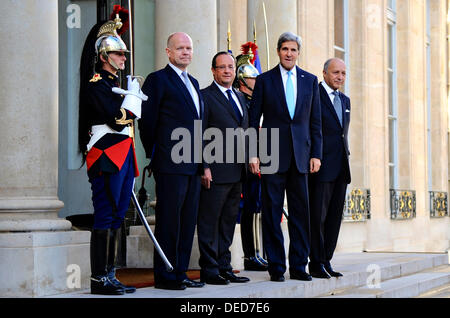 Il Segretario di Stato americano John Kerry insieme con il Ministro degli esteri britannico William Hague e il Ministro degli esteri francese Laurent Fabius sono accolti all'Elysee Palace dal Presidente francese Francois Hollande, centro, prima di una riunione incentrata sulla Siria e le sue armi chimiche stock a Settembre 16, 2013 a Parigi, Francia. Foto Stock