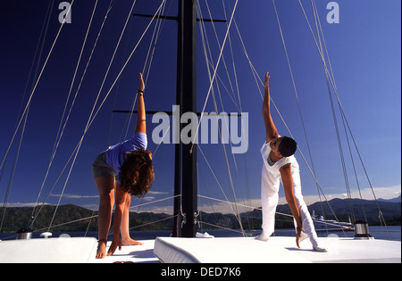 Esercizio di stiramento su uno yacht a Marmaris lungo il litorale della Riviera Turca Turchia sudoccidentale Foto Stock