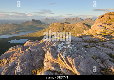 Beinn un Eoin, Stac Pollaidh, Suilven, Cul Mor e le montagne di Assynt dal vertice di Sgurr un Fhidhleir, Scozia Foto Stock