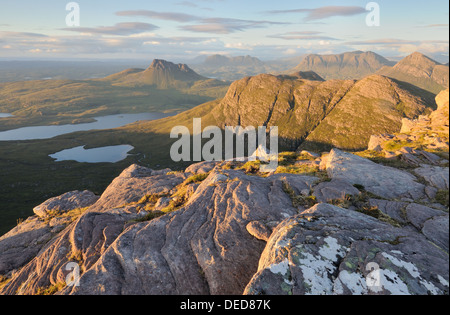 Vista sulle montagne di Assynt da Sgurr un Fhidhleir. Stac Pollaidh, Beinn un Eoin, Suilven, Cul Mor Foto Stock