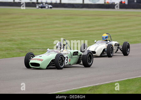 Chichester, Regno Unito . Xv Sep, 2013. Goodwood 2013 al Goodwood Circuito motorino - Mostra fotografica di Rudolf Ernst guidando un verde 1961 Lotus-Climax 18 durante il Trofeo Gordon un 25 minuti di gara per la parte posteriore bimotore Formula Intercontinental e vetture di Formula 1 che ha corso tra il 1956 e il 1962 © Oliver Dixon/Alamy Live News Foto Stock