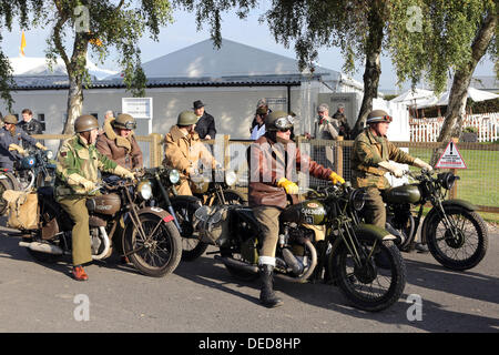 Chichester, Regno Unito . Xv Sep, 2013. Goodwood 2013 al Goodwood Circuito motorino - La foto mostra il periodo di motocicli © Oliver Dixon/Alamy Live News Foto Stock