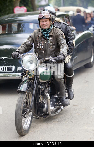 Chichester, Regno Unito . Xv Sep, 2013. Goodwood 2013 al Goodwood Circuito motorino - Foto mostra un periodo motocicletta © Oliver Dixon/Alamy Live News Foto Stock