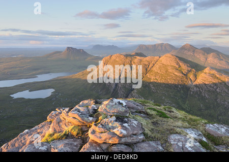 In tarda serata la luce del sole su stac Pollaidh, Beinn un Eoin, Cul Mor, Cul Beag, Suilven e le montagne di Inverpolly, Assynt Foto Stock