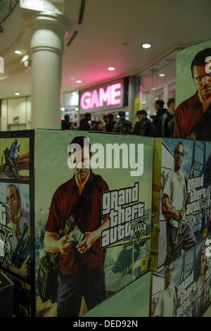 Londra, Regno Unito. Xvii Settembre 2013. Gli appassionati di videogiochi coda fuori GAME STORE DI Ilford come Grand Theft Auto 5 è lanciato. Credito: Elsie Kibue / Alamy Live News Foto Stock