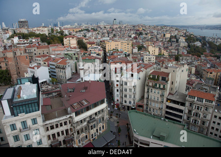 Espansione urbana come visto dalla parte superiore della Torre di Galata nel quartiere di Beyoglu di Istanbul, Turchia. Foto Stock