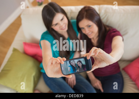 Due amici sul lettino prendendo un selfie con lo smartphone Foto Stock