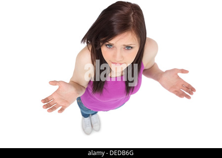 Angolo di alta vista di incerta bruna in posa Foto Stock