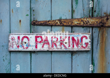 Nessun segno di parcheggio su weathered porta in legno Foto Stock