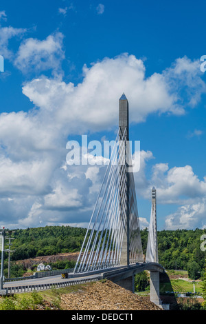 La Penobscot Narrows Bridge che include la Penobscot Narrows osservatorio con un bel cielo azzurro e bianco puffy nuvole. Foto Stock