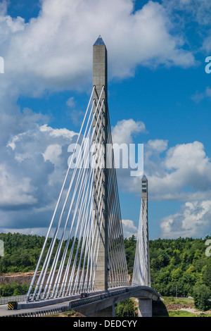 La Penobscot Narrows Bridge che include la Penobscot Narrows osservatorio con un bel cielo azzurro e bianco puffy nuvole. Foto Stock