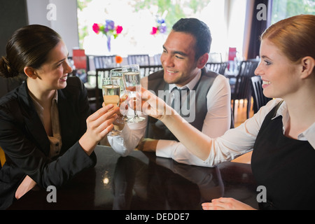 La gente di affari di celebrare un successo con champagne Foto Stock