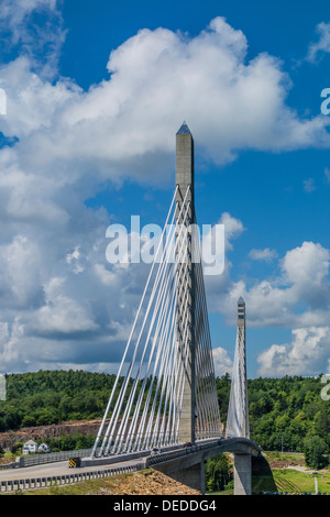 La Penobscot Narrows Bridge che include la Penobscot Narrows osservatorio con un bel cielo azzurro e bianco puffy nuvole. Foto Stock