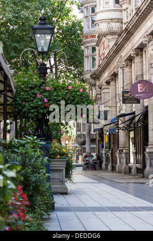 LONDRA, Regno Unito - 14 SETTEMBRE 2008: Sicilian Avenue, una graziosa London Street nella zona Holborn di Londra Foto Stock