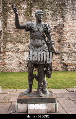 LONDRA, Regno Unito - 24 GENNAIO 2009: Statua dell'imperatore romano Traiano sulla collina della Torre Foto Stock
