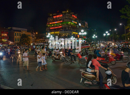 Traffico serale in Hanoi, Vietnam Foto Stock