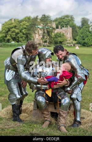 Il 'Berkeley Skirmish' reenactments medievale a Berkeley Castle vicino a Gloucester dove il cinquecentesimo anniversario della battaglia di Fl Foto Stock