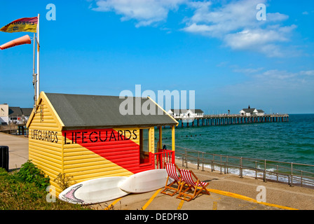 Vita delle guardie capanna a Southwold Beach, una cittadina sulla costa del Mare del Nord, nel Waveney distretto di Suffolk, East Anglia, Inghilterra Foto Stock