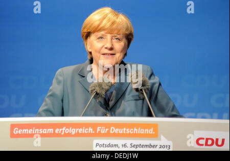 Potsdam, Germania. Xvi Sep, 2013. Il cancelliere tedesco Angela Merkel (CDU) parla durante un'elezione campgain rally della CDU a Potsdam, Germania, 16 settembre 2013. Foto: Bernd Settnik/dpa/Alamy Live News Foto Stock