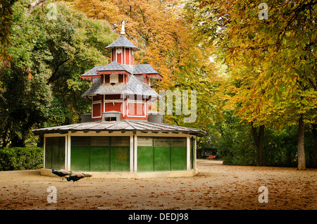 Pavoni anteriore del cottage in una radura della foresta Foto Stock