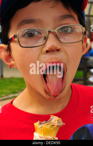 Ragazzo a mangiare il gelato Foto Stock