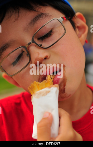 Ragazzo che mangia Foto Stock