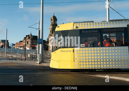 Tram Metrolink durante i test sulla linea Oldham-Rochdale a Oldham, Manchester, Inghilterra, Regno Unito Foto Stock