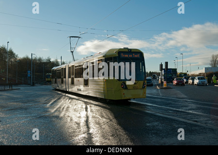 Tram Metrolink durante i test sulla linea Oldham-Rochdale a Oldham, Manchester, Inghilterra, Regno Unito Foto Stock