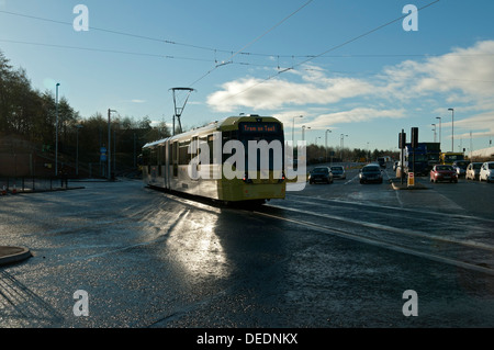 Tram Metrolink durante i test sulla linea Oldham-Rochdale a Oldham, Manchester, Inghilterra, Regno Unito Foto Stock