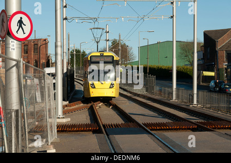 Tram Metrolink durante i test sulla linea Oldham-Rochdale a Oldham, Manchester, Inghilterra, Regno Unito Foto Stock