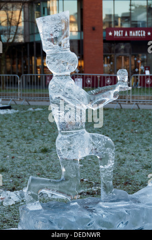 Sculture di ghiaccio in Piccadilly Gardens, Manchester, Inghilterra, Regno Unito Foto Stock