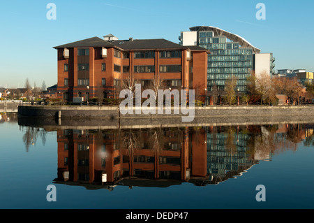 Abito (destra) e altri blocchi di appartamenti si riflette nel Manchester Ship Canal, Salford Quays, Manchester, Inghilterra, Regno Unito Foto Stock