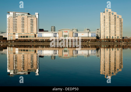 Imperial Point, punto sovrano appartamento bloc e il Lowry Outlet Mall riflessa in Salford Quays, Manchester, Inghilterra, Regno Unito Foto Stock