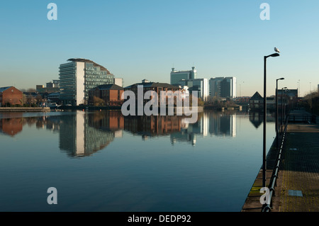 Gli appartamenti e la banchina di Exchange office blocks riflessa nel Manchester Ship Canal, Salford Quays, Manchester, Inghilterra, Regno Unito Foto Stock