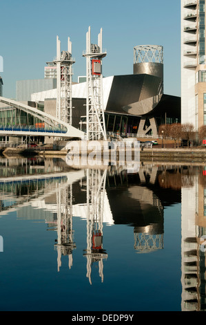 Il Lowry arts center si riflette nel Manchester Ship Canal, Salford Quays, Manchester, Inghilterra, Regno Unito Foto Stock