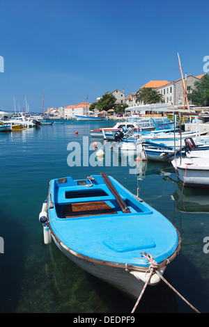 Barche da pesca nel porto di Bol, Isola di Brac, Dalmazia, Croazia, Europa Foto Stock