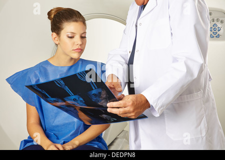 Ricerca paziente con medico a raggi x immagine prima di MRI scan in un ospedale Foto Stock