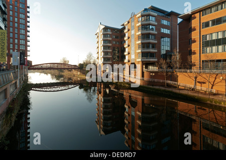 HM Customs and Excise edifici, Ralli Quays, riflesso nel fiume Irwell, Salford, Manchester, Inghilterra, Regno Unito Foto Stock