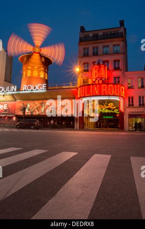 Moulin Rouge al crepuscolo, Parigi, Francia, Europa Foto Stock