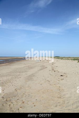 La spiaggia enorme a holme accanto al mare a nord di Norfolk Foto Stock