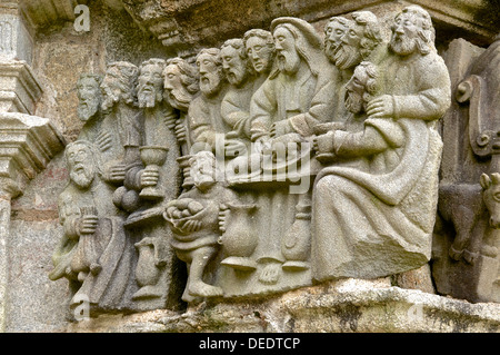 Calvario risalenti al periodo tra il 1581 ed il 1588, depciting l Ultima Cena, Guimiliau enclosure parrocchiale, Finisterre, Bretagna Francia Foto Stock