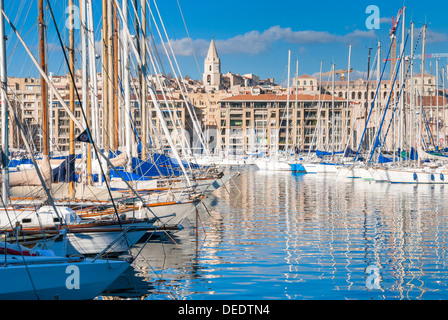 Vista sul Vieux Port, Marseille, Bouches-du-Rhone, Provence-Alpes-Côte-d'Azur, in Francia, Mediterraneo, Europa Foto Stock