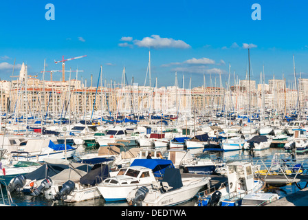 Vista sul Vieux Port, Marseille, Bouches-du-Rhone, Provence-Alpes-Côte-d'Azur, in Francia, Mediterraneo, Europa Foto Stock