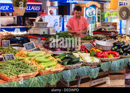 La mattina mercato di frutta e verdura, Cours Saleya, Nice, Alpes-Maritimes, Provenza, Cote d'Azur, Costa Azzurra, Francia Foto Stock