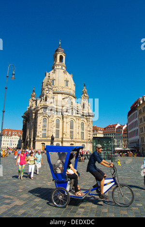 In rickshaw nella parte anteriore della chiesa Frauenkirche piazza Neumarkt Altstadt la città vecchia città di Dresda Germania Europa centrale Foto Stock