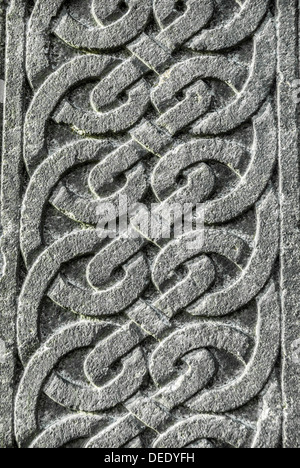 Ad incastro nodo celtico scolpiti in pietra. Foto Stock