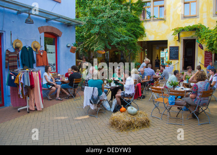 Il cafe ristorante terrazze cortile Kunsthofpassage città nuova città di Dresda Germania dell Est Europa centrale Foto Stock